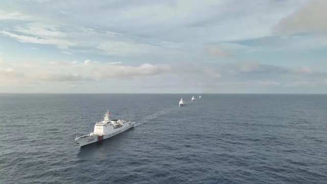 海警2304舰艇编队位台岛以东海域开展综合执法演练