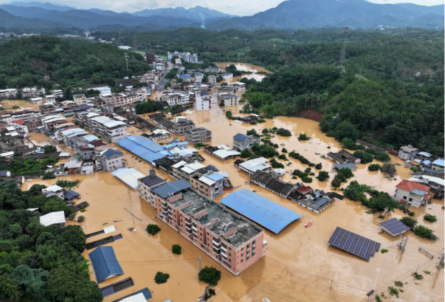 广东梅州暴雨已致5死15失联！1424名消防员持续救援中