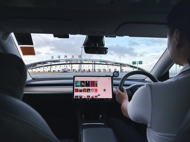 图2.香港青年龚杰驾车行驶在港珠澳大桥上。(受访者供图)