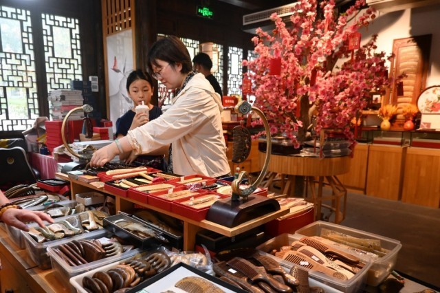 �����Ͼ����ÿ�����Ů��һ����ѡ���Ҽ��������Ļ��Ų����������������� л����