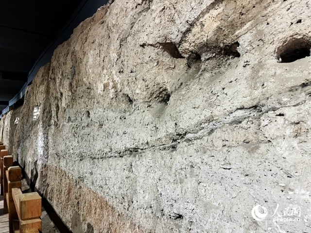 仰韶村遗址地层剖面。人民网记者 尚明桢摄