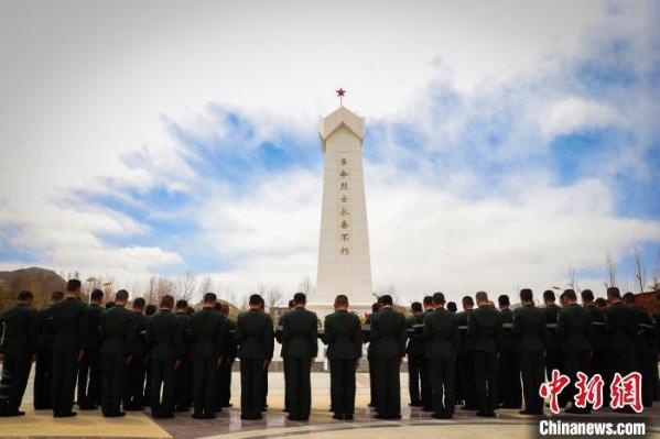 图为西藏军区某旅驻日喀则任务分队全体官兵在纪念碑前向烈士默哀致敬