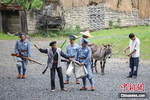 杨思瑜在《娄山关大捷》实景演出现场.瞿宏伦 摄