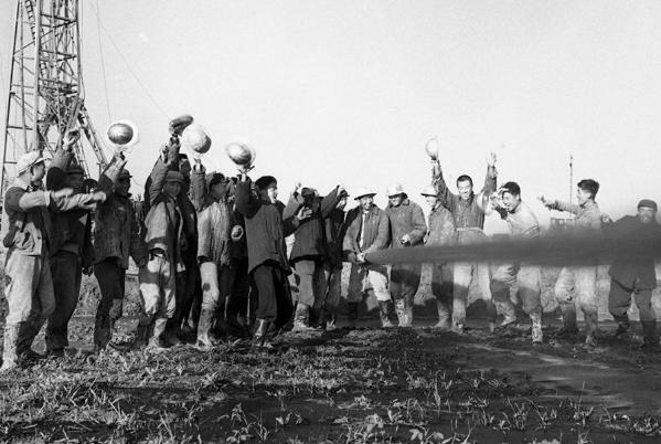 1963年,大庆油田建成.这是大庆油田工人在对一口油井进行试喷.