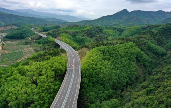 沿着高速看中国|行走海南高速:感受自贸港建设热潮