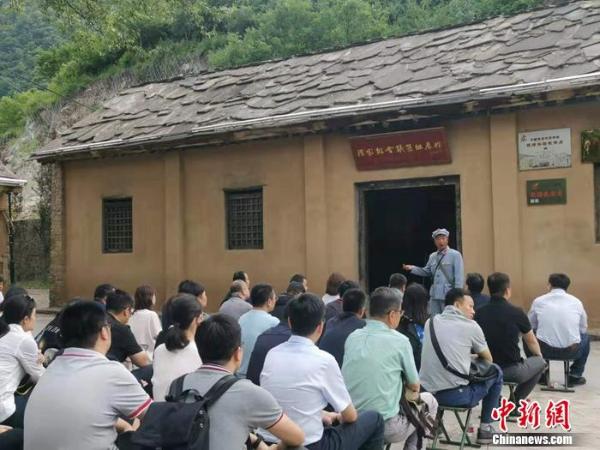 讲解者是北梁村老党员杜天祥,其在陈家坡会议旧址管理所义务讲解近10