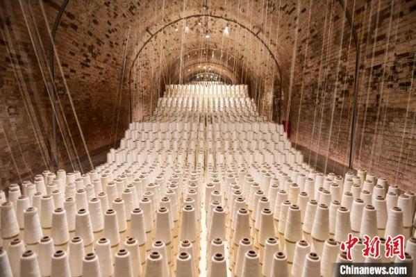 6月10日在陕西宝鸡拍摄的长乐塬抗战工业遗址窑洞车间展出的艺术装置.