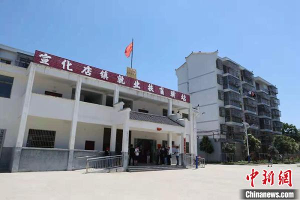 大悟县宣化店镇的就业驿站.张畅 摄