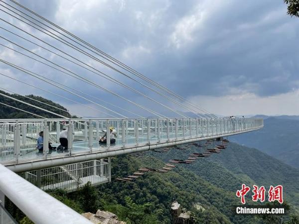 德化县石牛山国家4a级旅游景区的玻璃观景台.中新网记者 吴涛 摄