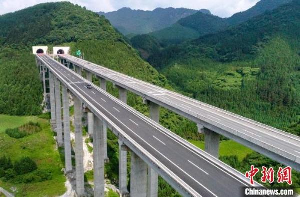 四川叙永至云南威信高速公路四川段建成 再增一条出川通道