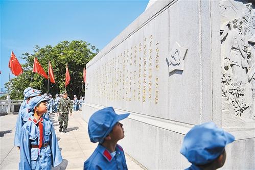 于都县小学生在瞻仰中央红军长征出发纪念碑,学习长征精神.