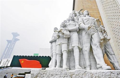 中国共产党历史展览馆广场上的雕塑庄严矗立.