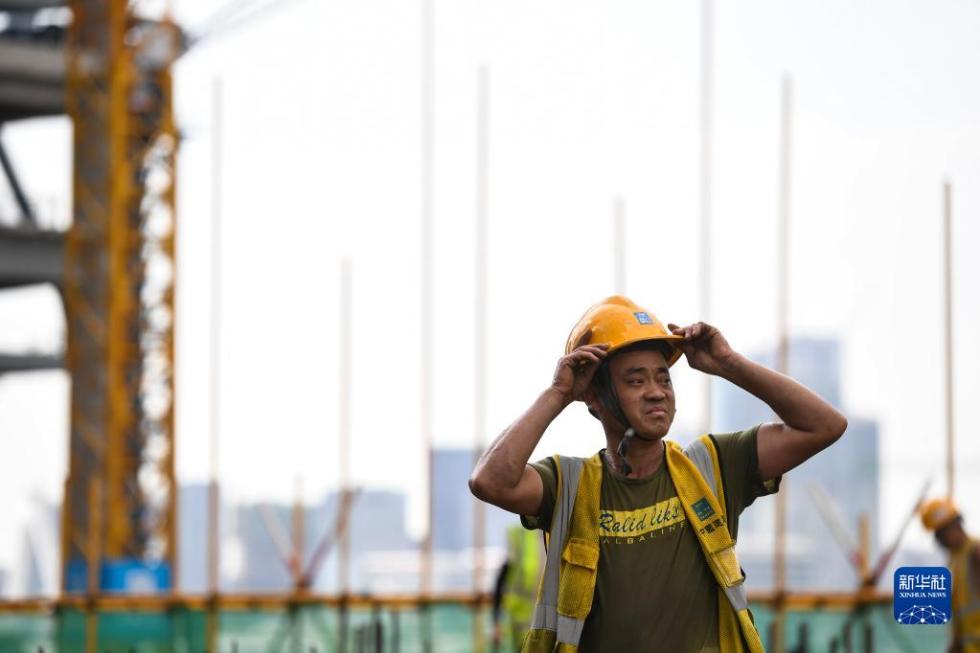 9月8日在深圳前海交易广场t4栋项目现场拍摄的施工人员.