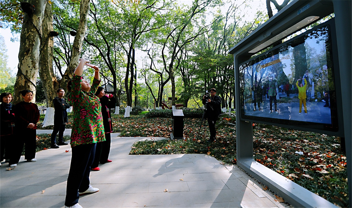  Experience online and offline intelligent interaction and enter the digital Wuzhen People's Park.jpg