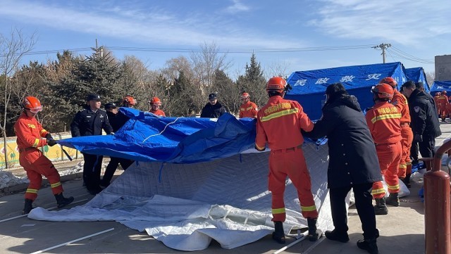 【组图】“火焰蓝”集中救援力量搭建救灾帐篷