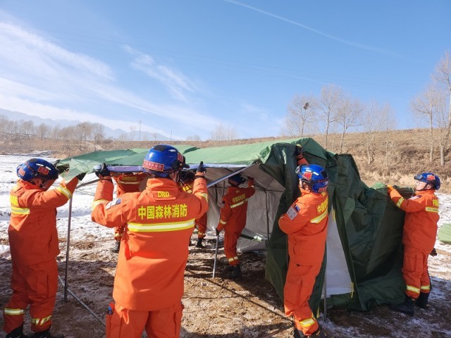 【组图】“火焰蓝”集中救援力量搭建救灾帐篷