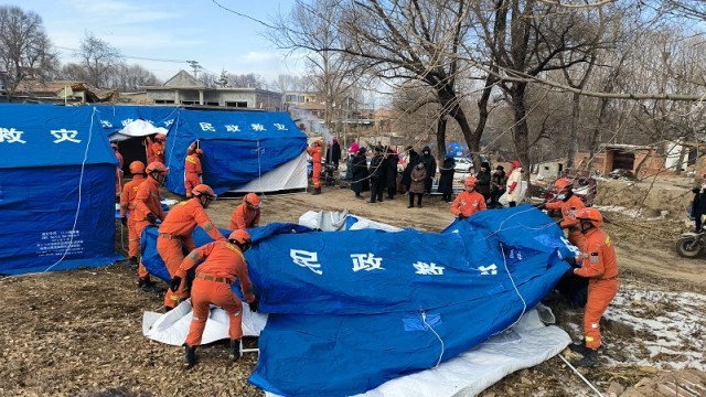 【组图】“火焰蓝”集中救援力量搭建救灾帐篷