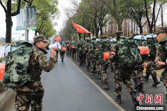 上海武警总队新兵开展三天两夜新兵拉练_新闻频道_中国青年网