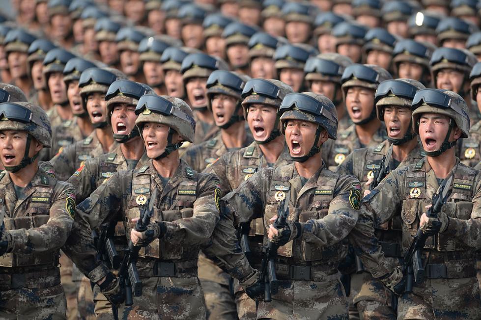 解放军报刊发解辛平文章:风展红旗起新航