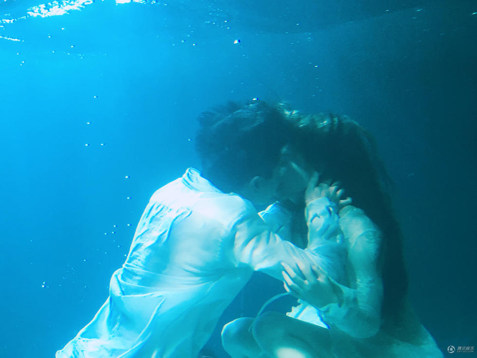 胡杨的夏天水下亲吻照图片