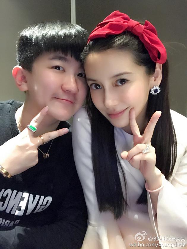 照片中的baby头上系着红色蝴蝶结,几乎素颜的她一副天真少女模样,微笑