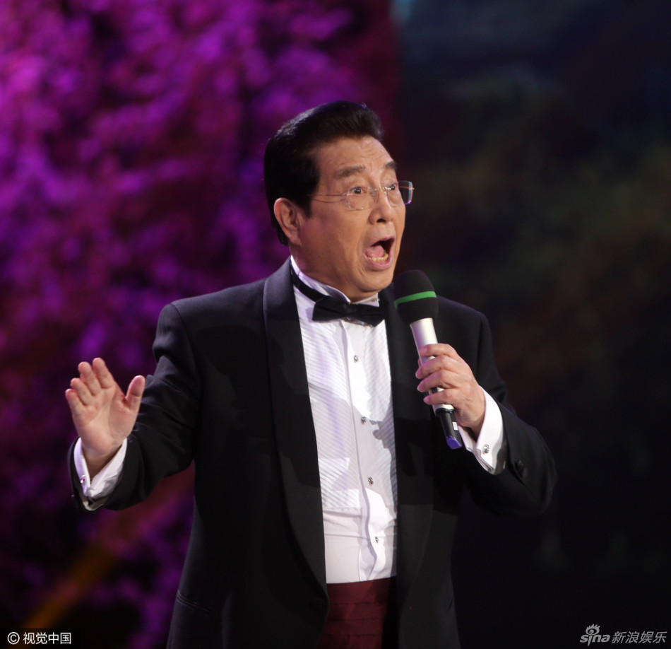 77岁李双江西装革履献唱精神矍铄表情丰富
