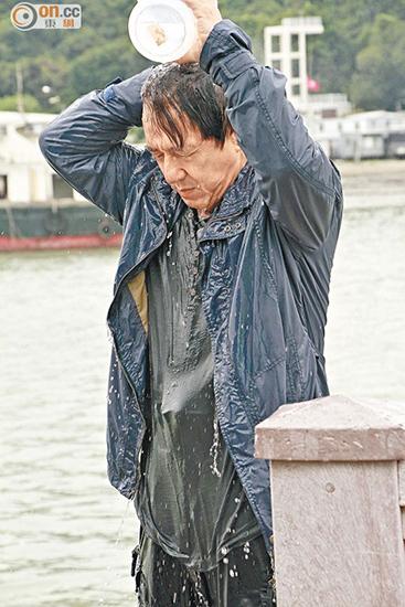 成龙拍跳跃戏撞裂肋骨打喷嚏都痛到不能动弹