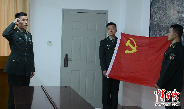 2017年1月13日,面对鲜红的党旗,王晓冬举起右手,进行拥护改革宣誓.