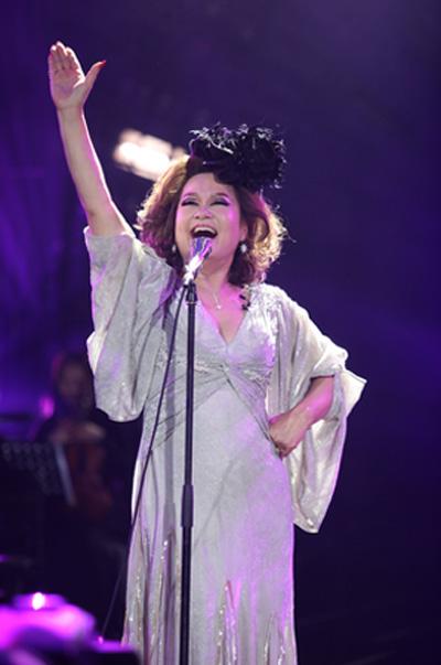 杜丽莎女王气场十足 再现教科书级别live秀