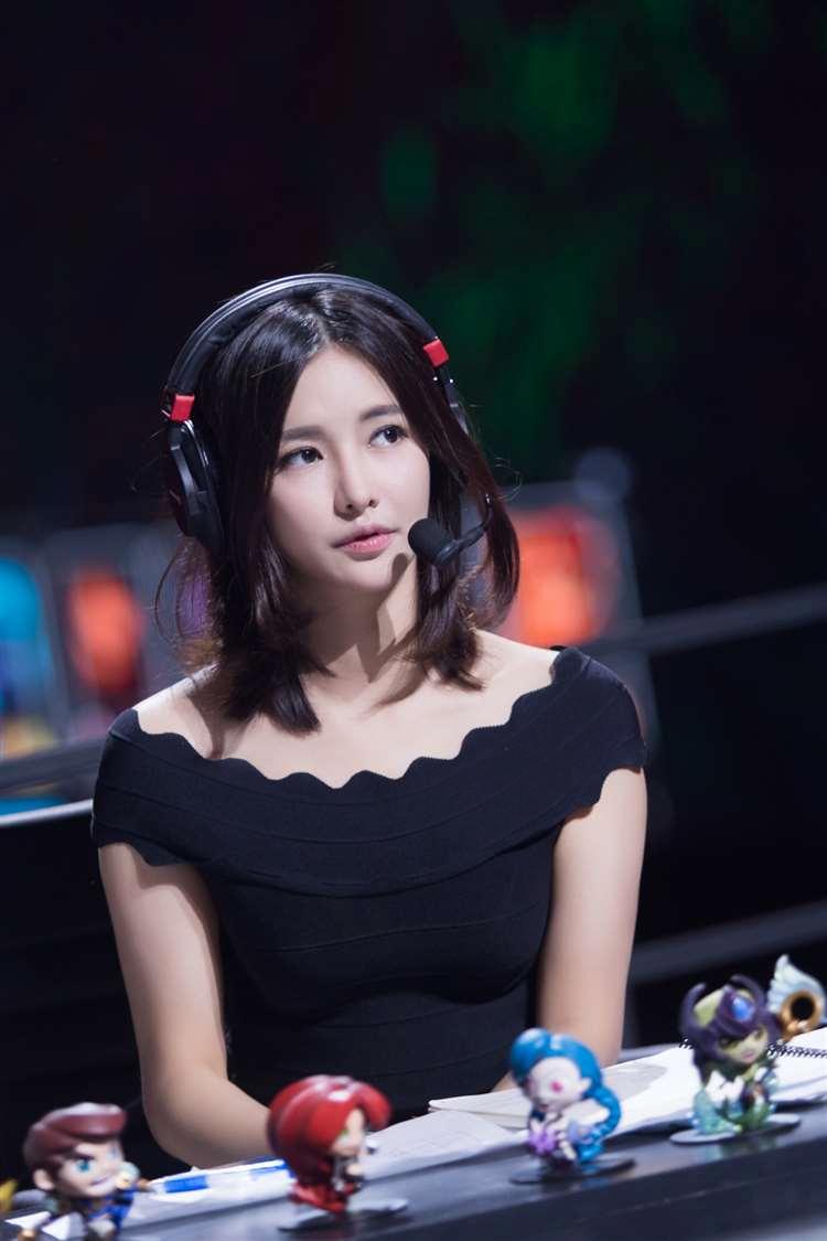 网友票选十大电竞主播miss仅第4奶飞最性感