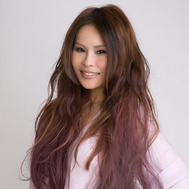 曾红极一时的女歌手周惠,曾被私下以600万的价格把唱片约卖给了另一家