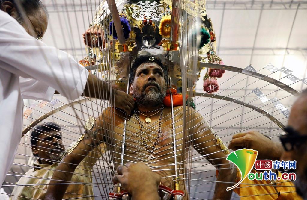 印度教信徒庆祝大宝森节再现肉体穿刺惊悚场面
