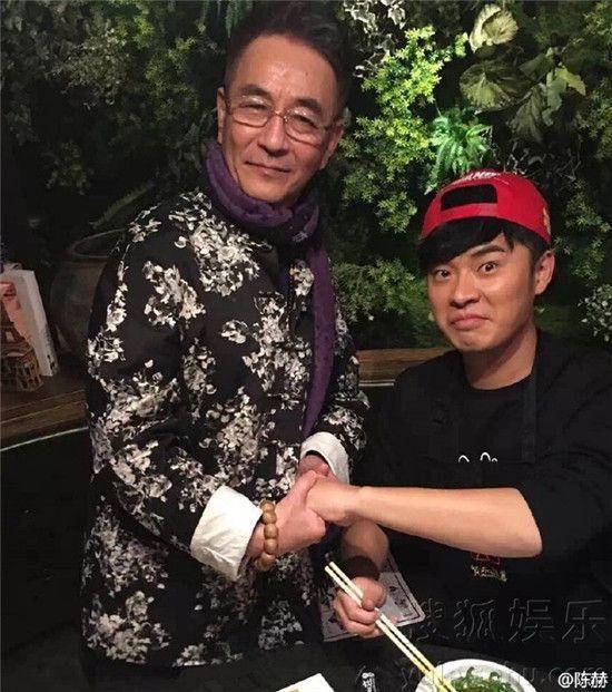 穿着花哨聚会网红陈赫父亲这是要走谢贤的风流路