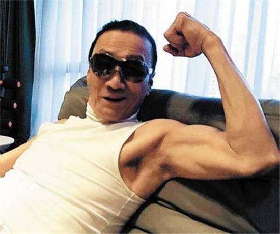 穿着花哨聚会网红陈赫父亲这是要走谢贤的风流路