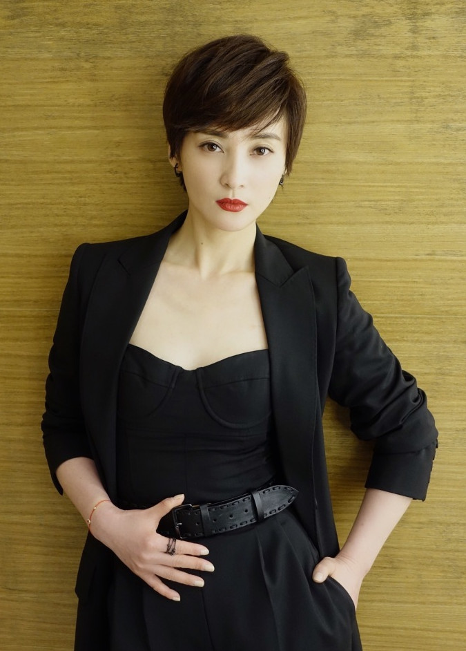 霸气女王范蒋勤勤短发造型超养眼