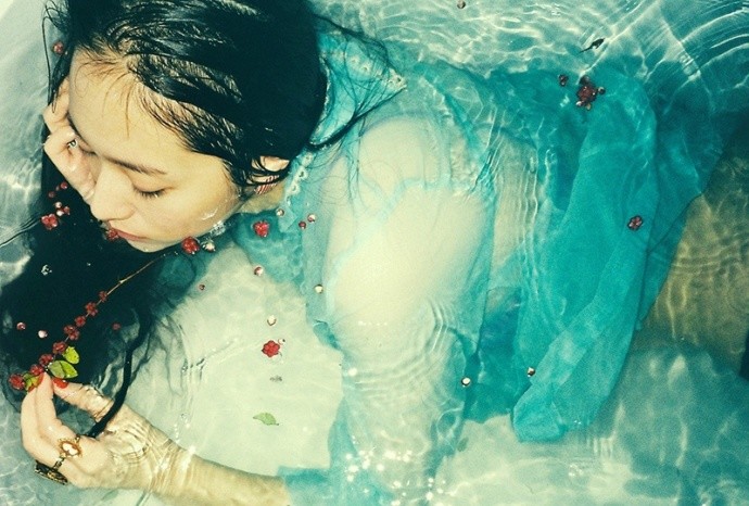 郑秀晶曝光湿身写真 小玩性感!