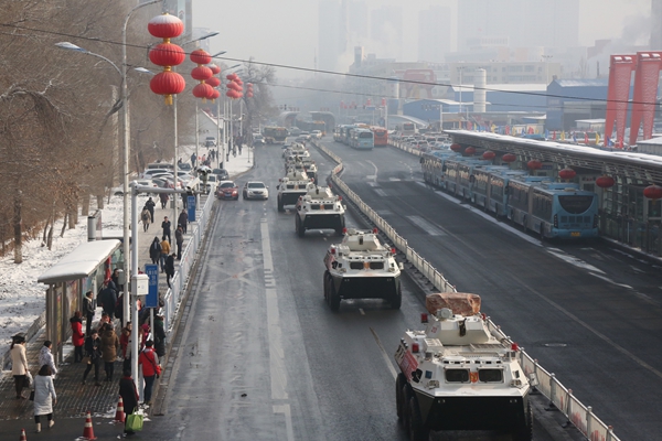 新疆维稳誓师大会3000余名公安武警展示了强大作战能力