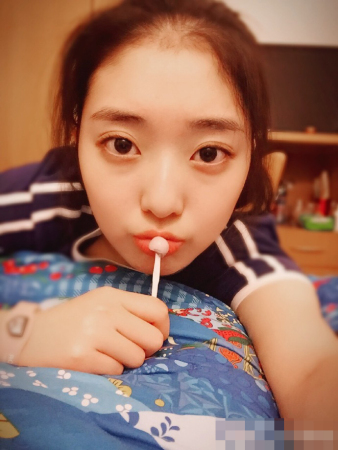 李子君赛前遇意外头撞到冰块泪流满面惹人心疼