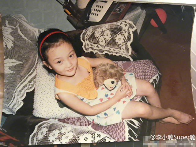 李小璐晒童年时可爱旧照小时候的她好甜美