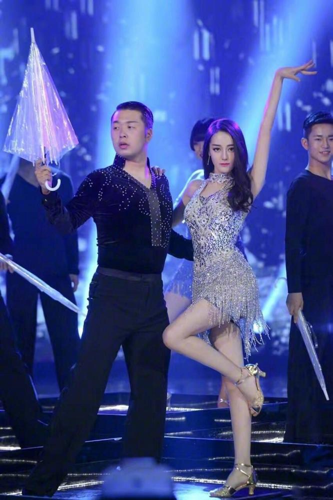 帝君快来!凤九跑去和杜海涛贴身热舞了