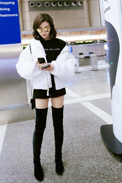 近日,景甜现身洛杉矶机场,身着白色夹克,脚踩过膝长靴秀美腿,网鱼点