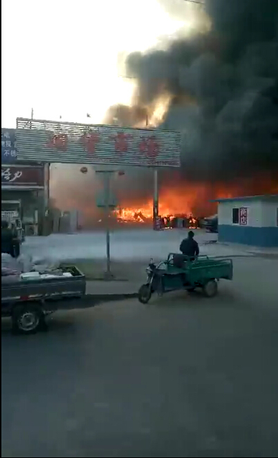 北京旧货市场大火 官方:请不要到火场围观 车辆