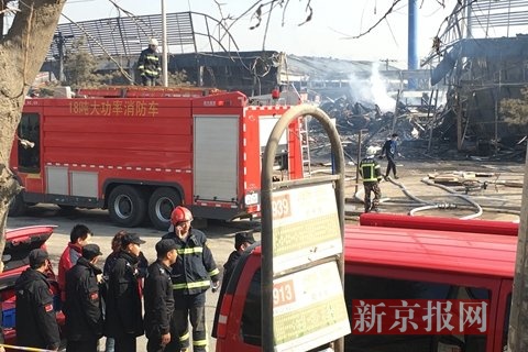 北京舊貨市場大火事發現場濃煙滾滾一片狼藉