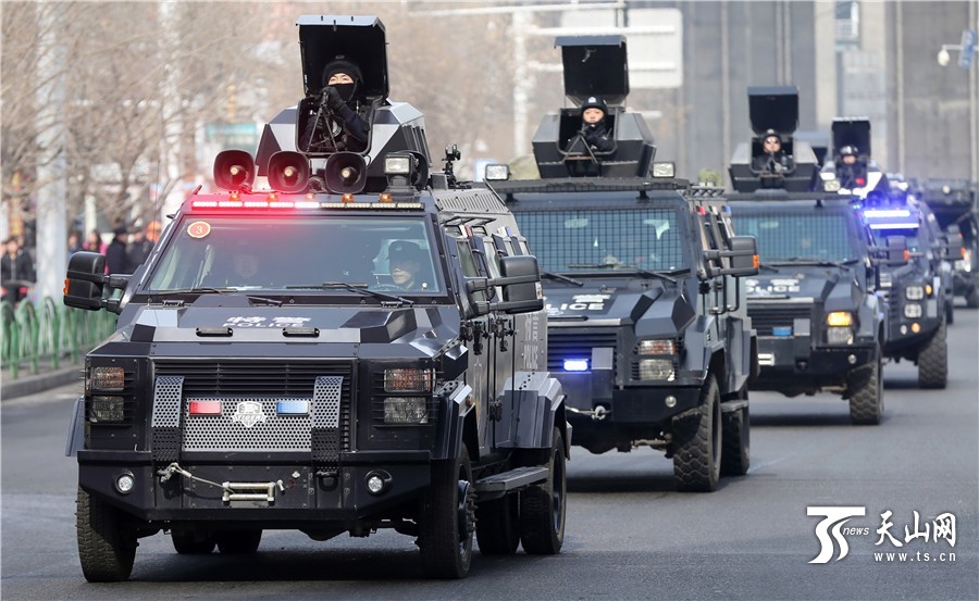 新疆举行反恐维稳誓师大会 场面震撼