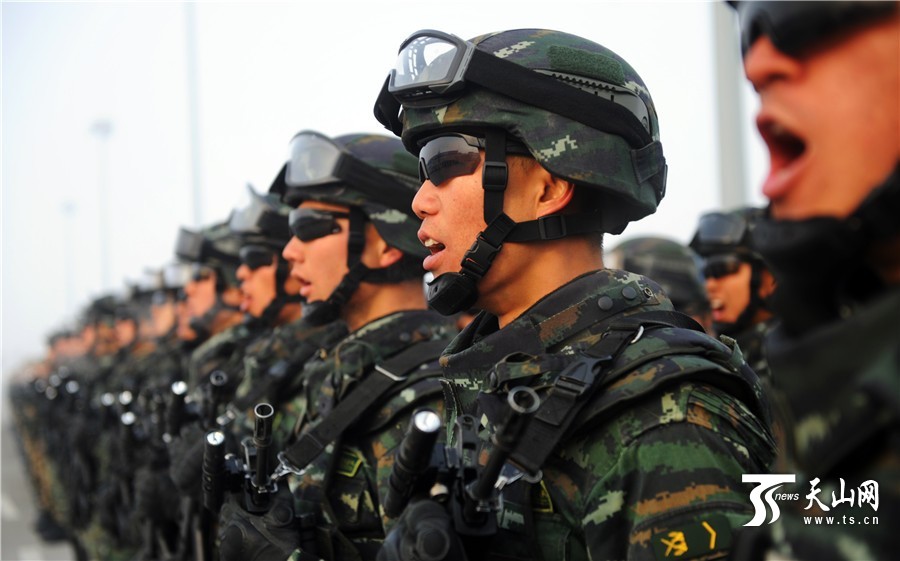 参加喀什地区反恐维稳誓师大会的武警官兵高喊口号奋勇向前.