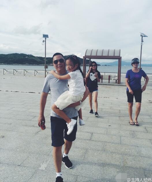 赵薇带女儿出行 小四月的大眼睛神似妈妈