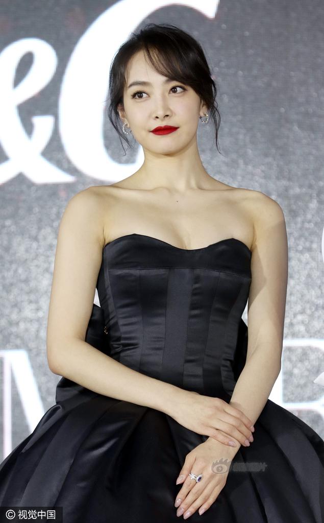 国民闺女关晓彤穿超短裤 秀长腿实力抢镜(图)