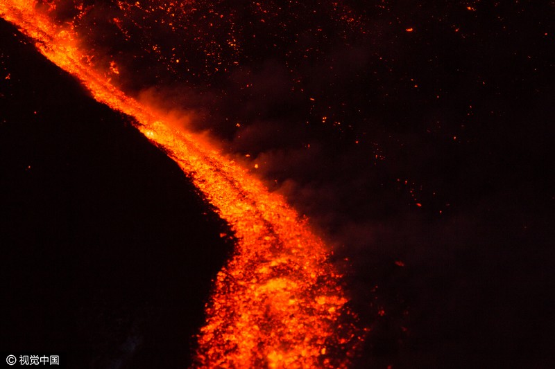 意大利火山噴發灼熱岩漿如火花四濺