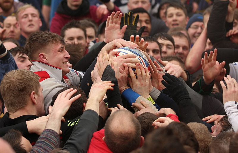 忏悔节足球赛在英举办可追溯至900年前数千人奋力抢球