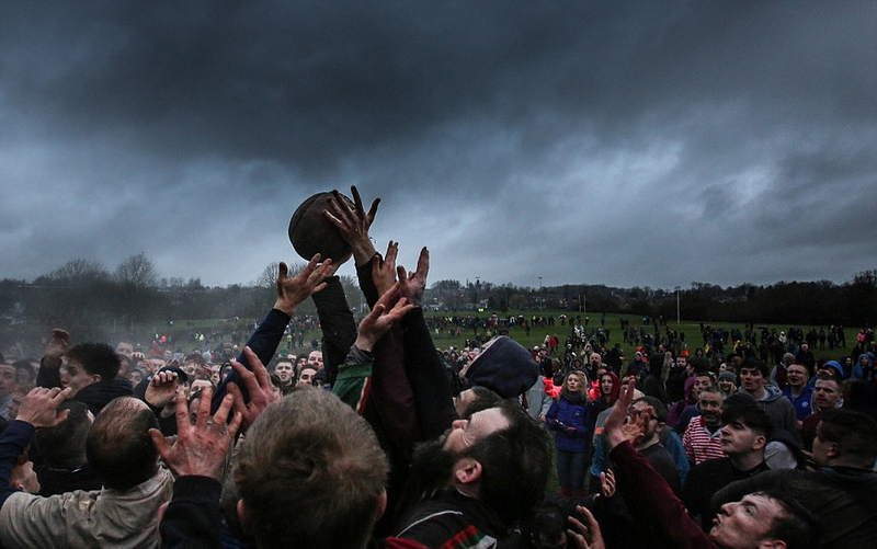 忏悔节足球赛在英举办可追溯至900年前数千人奋力抢球